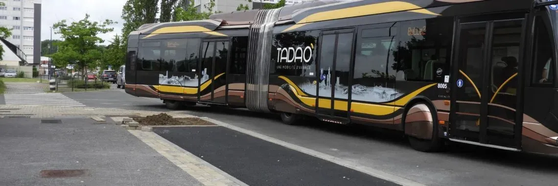 Bus à haut niveau de service Tadao sur la plateforme
