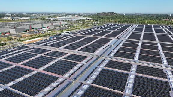 Vue sur la centrale photovoltaïque sur toiture du bâtiment LD2